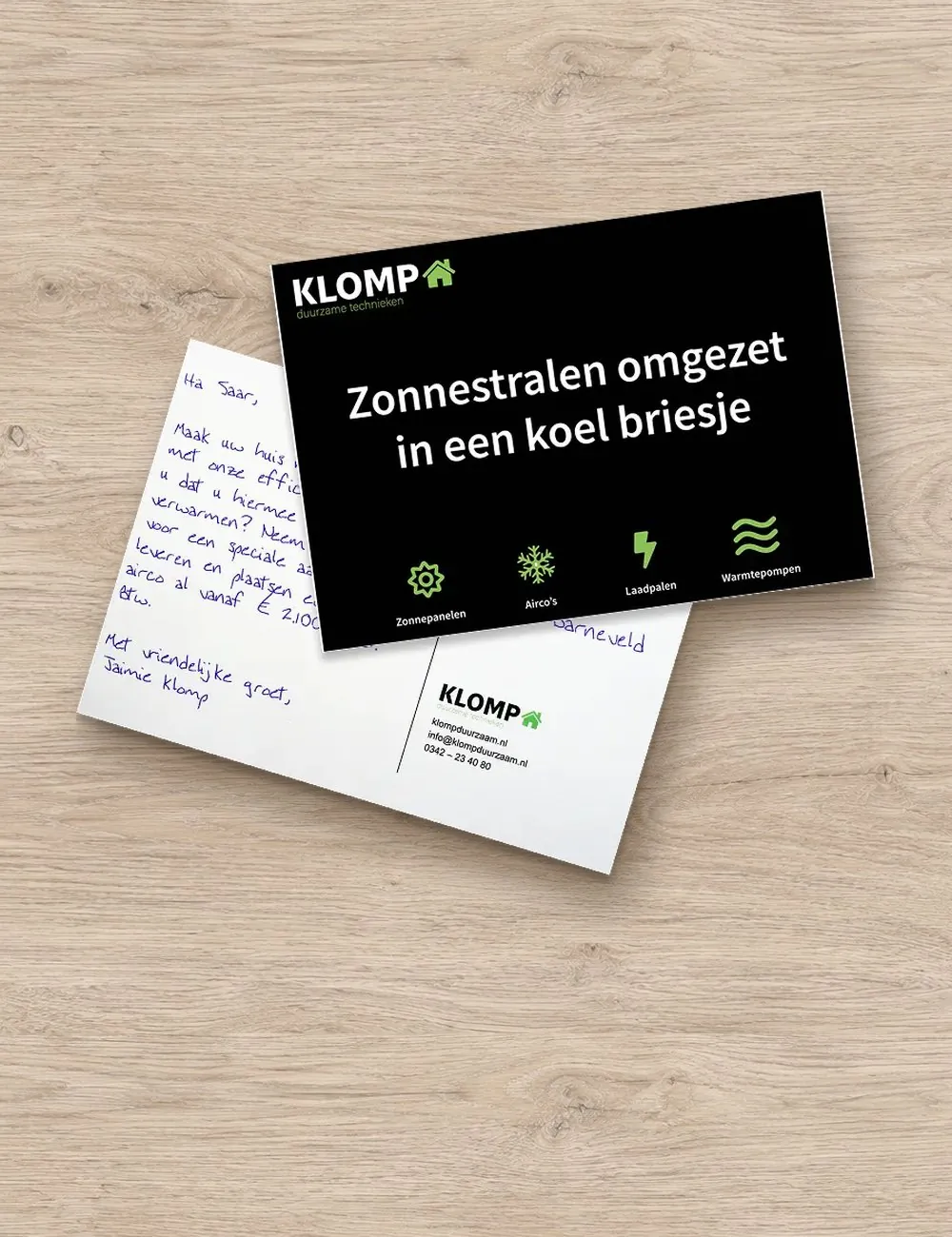 Geschreven kaart van een installatiebedrijf aan een prospect, op een houten tafel