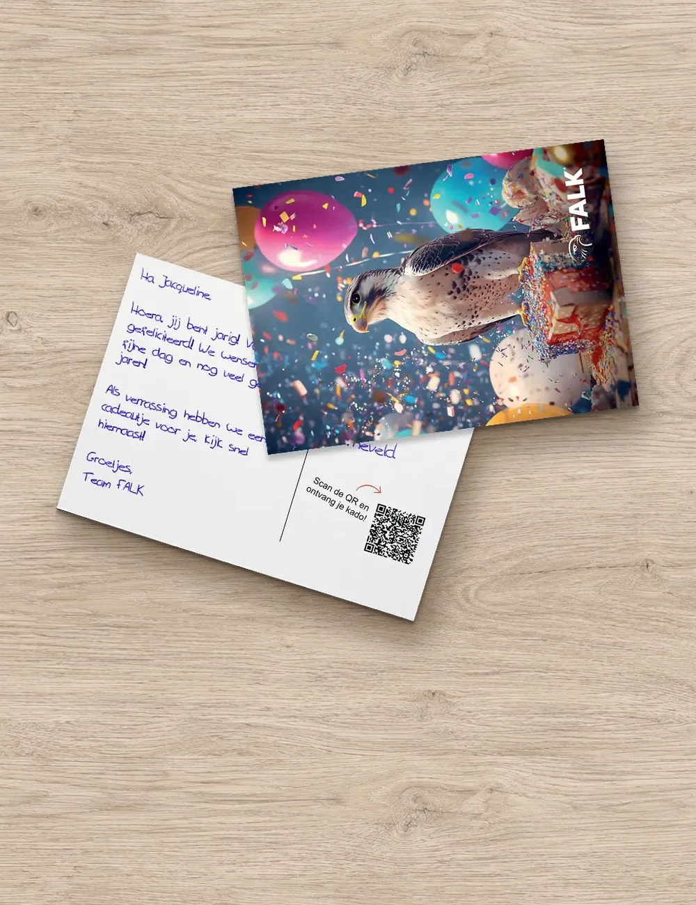 Verjaardagskaart voor een medewerker met een QR-code naar een cadeau, op een houten tafel