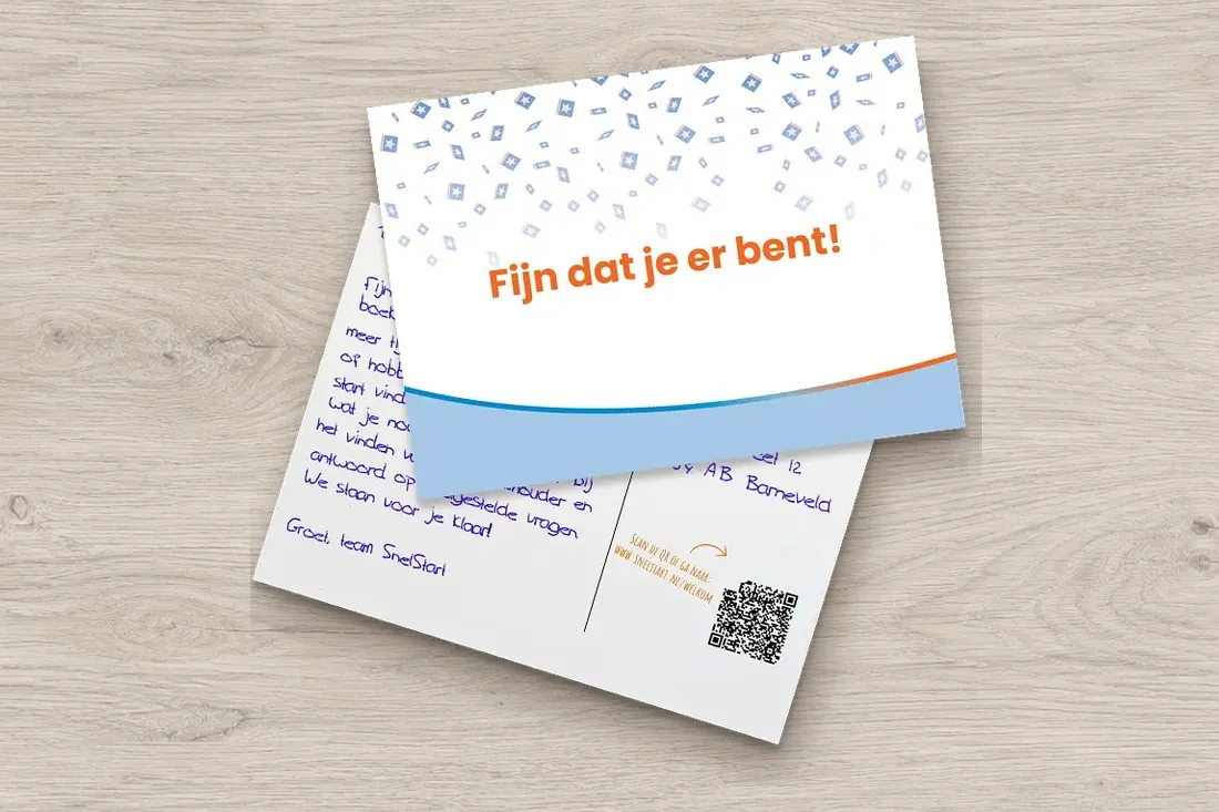 Welkomstkaart voor een nieuwe klant van een softwarebedrijf op een houten tafel