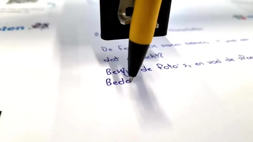 Een echte pen schrijft een persoonlijke groet op een kaart